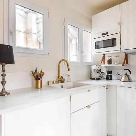 Charming And Chic - Notre Dame