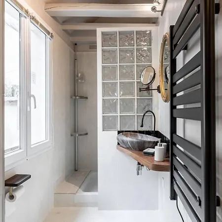 Charming And Chic - Notre Dame * باريس