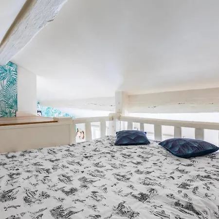 Charming And Chic - Notre Dame باريس