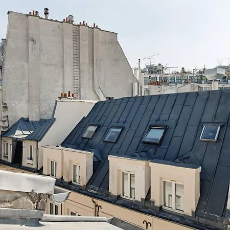 Charming And Chic - Notre Dame باريس